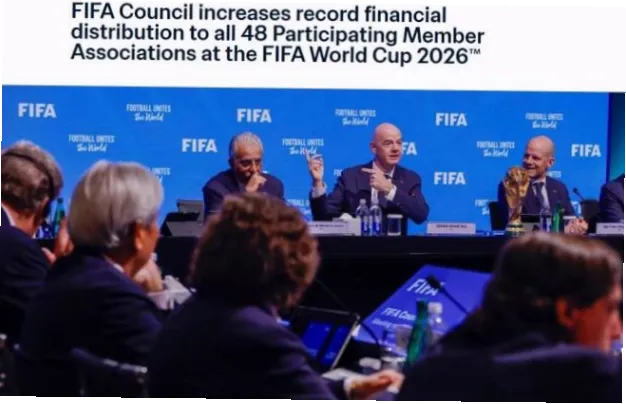 2026世界杯将首次由美加墨三国联办，赛事扩军至48队、104场比赛，传统裁判面